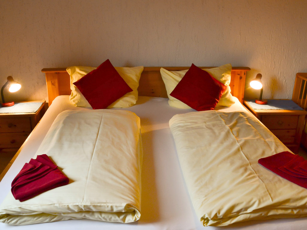 Ferienhaus Drossel, Ferienhof Joas in Gerolfingen, Schlafzimmer mit Doppelbett